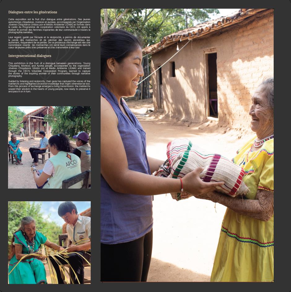 Panneau d’exposition illustrant des scènes de transmission culturelle dans un village traditionnel. Une personne remet un panier tressé à une autre devant une maison en terre. À gauche, photos montrant des échanges intergénérationnels et la fabrication artisanale de fibres végétales.